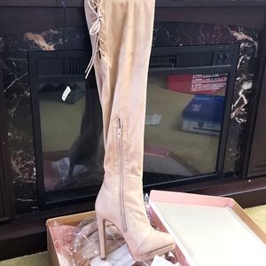 Size 6 Suzanne Thigh-high suede the color is Taupe(cream)